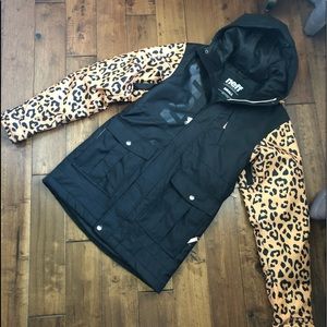 New w/o tags neff snow jacket. Size small.